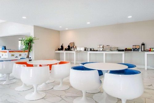 Clarion Inn & Suites Kissimmee-Lake Buena Vista South image 8