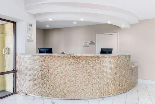 Clarion Inn & Suites Kissimmee-Lake Buena Vista South image 11