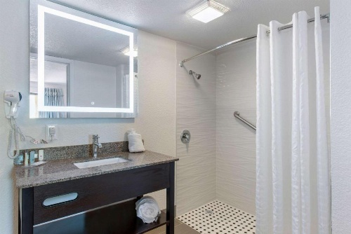 Clarion Inn & Suites Kissimmee-Lake Buena Vista South image 16