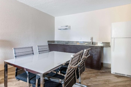 Clarion Inn & Suites Kissimmee-Lake Buena Vista South image 20