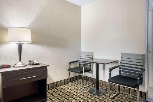 Clarion Inn & Suites Kissimmee-Lake Buena Vista South image 22