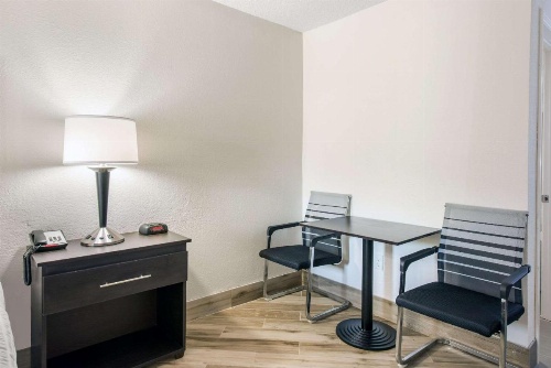 Clarion Inn & Suites Kissimmee-Lake Buena Vista South image 25